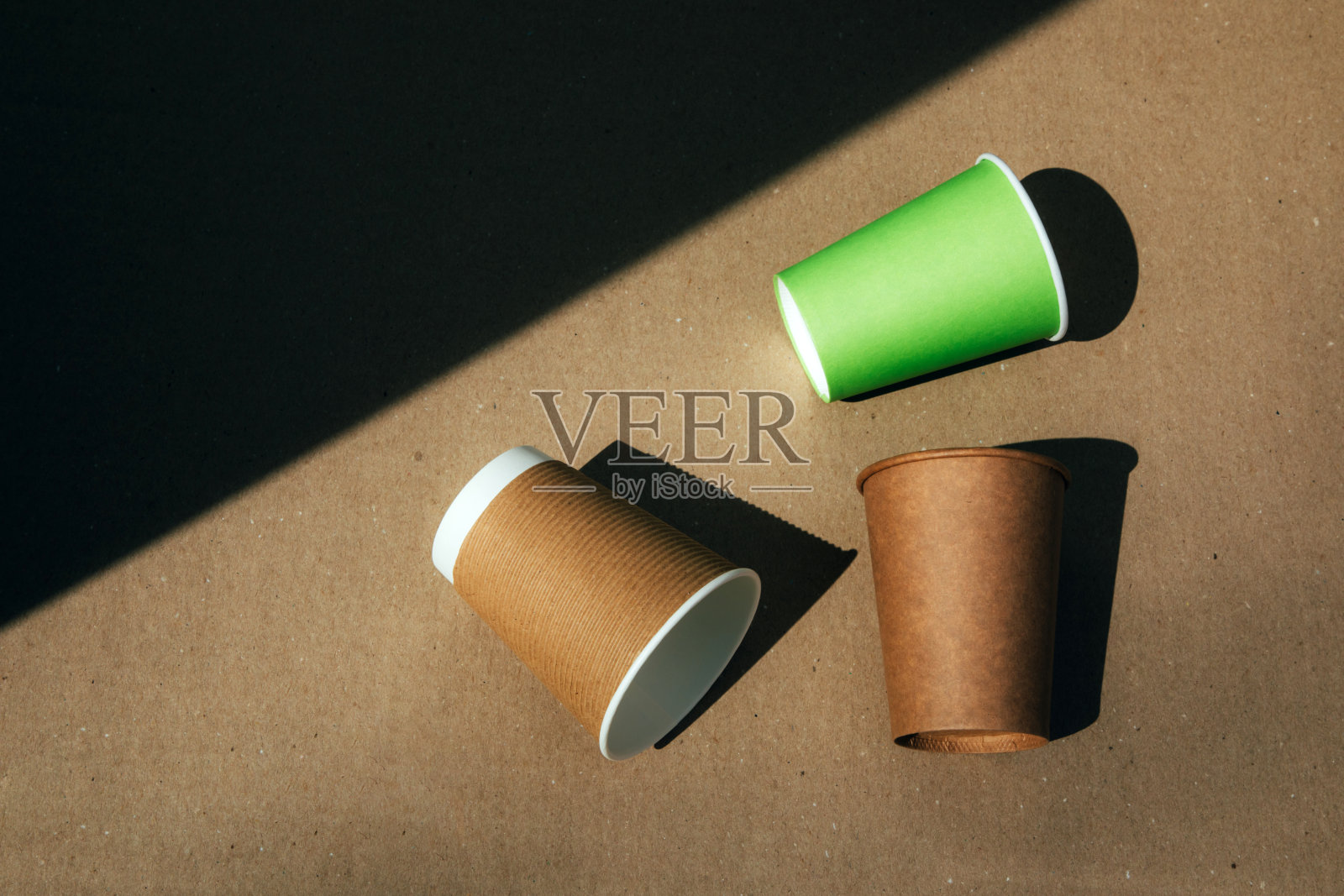 棕色硬纸板背景上的纸杯。环保,零浪费理念照片摄影图片