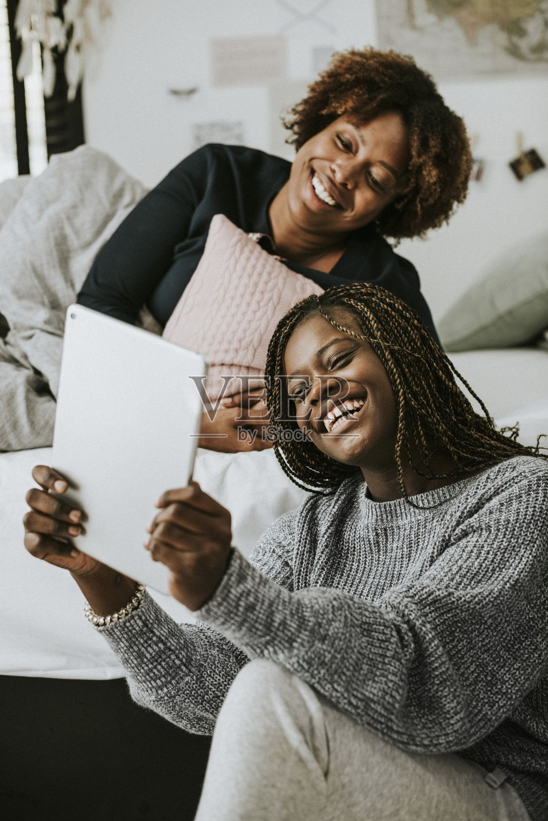 母女俩在一起享受时光照片摄影图片
