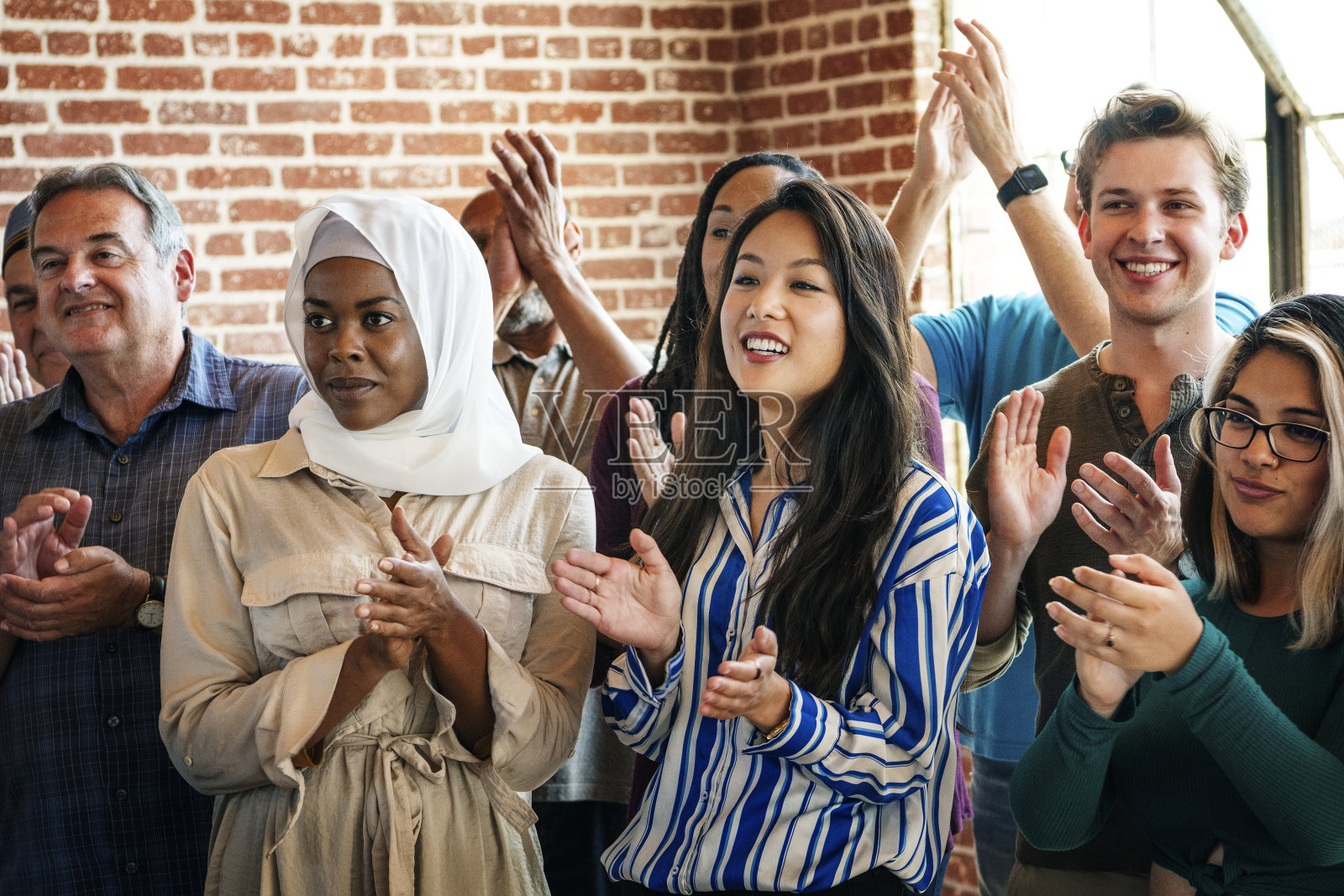 会议结束后,不同的人在鼓掌照片摄影图片