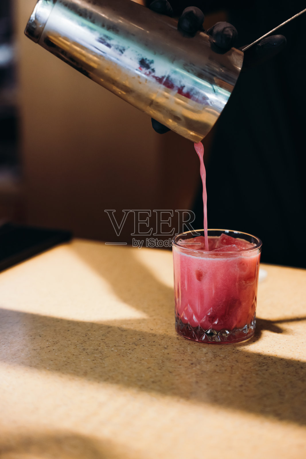 在餐厅酒吧调制鸡尾酒照片摄影图片