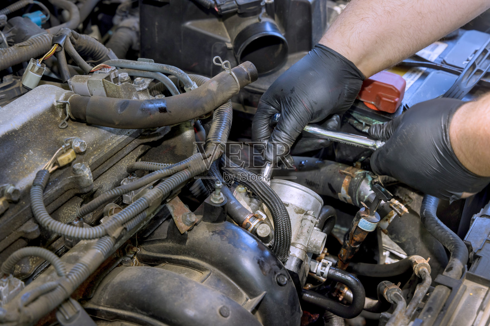 师傅在车间从事发动机车的维修工作照片摄影图片