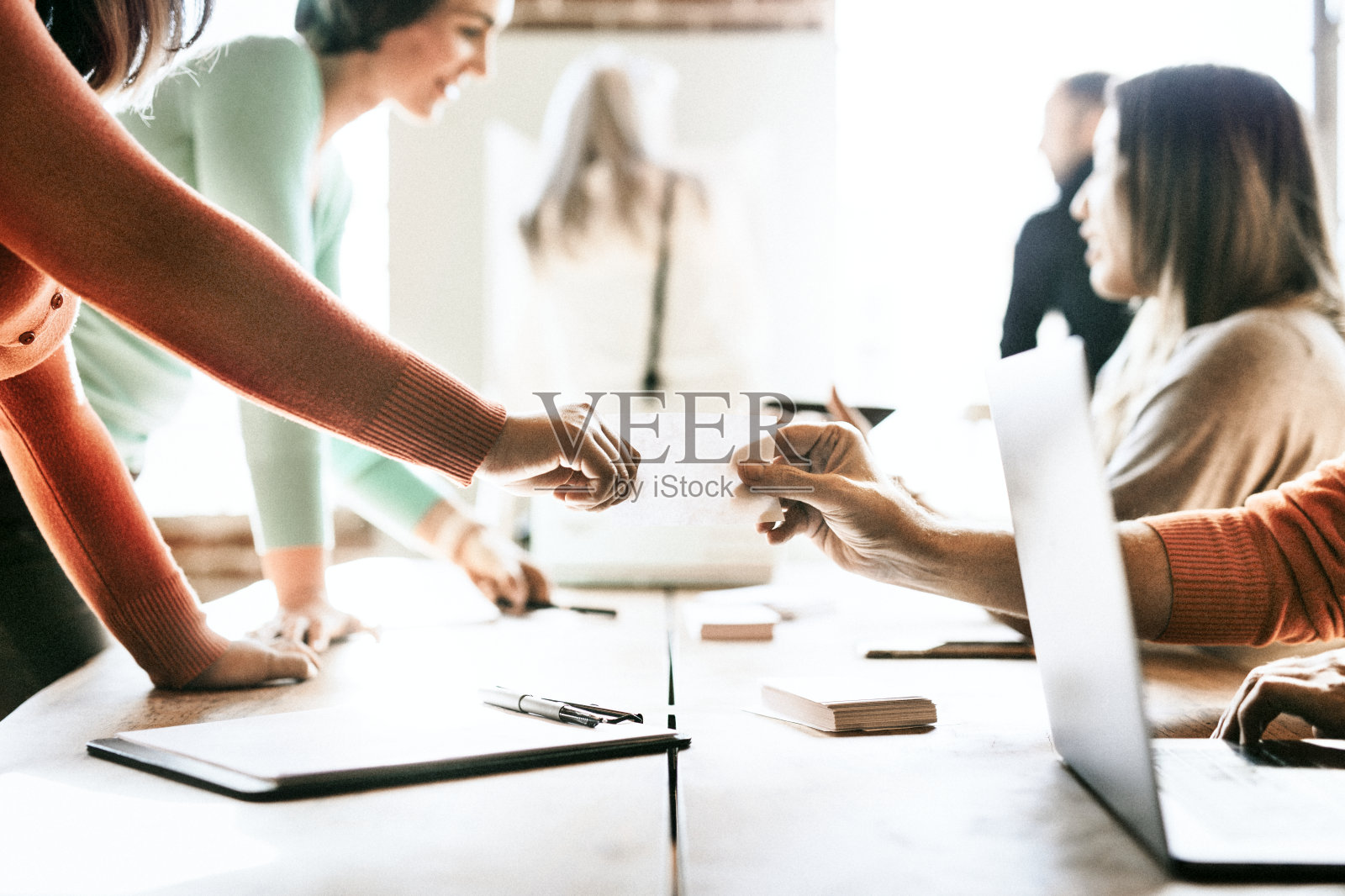 人们在投票站领取选票照片摄影图片