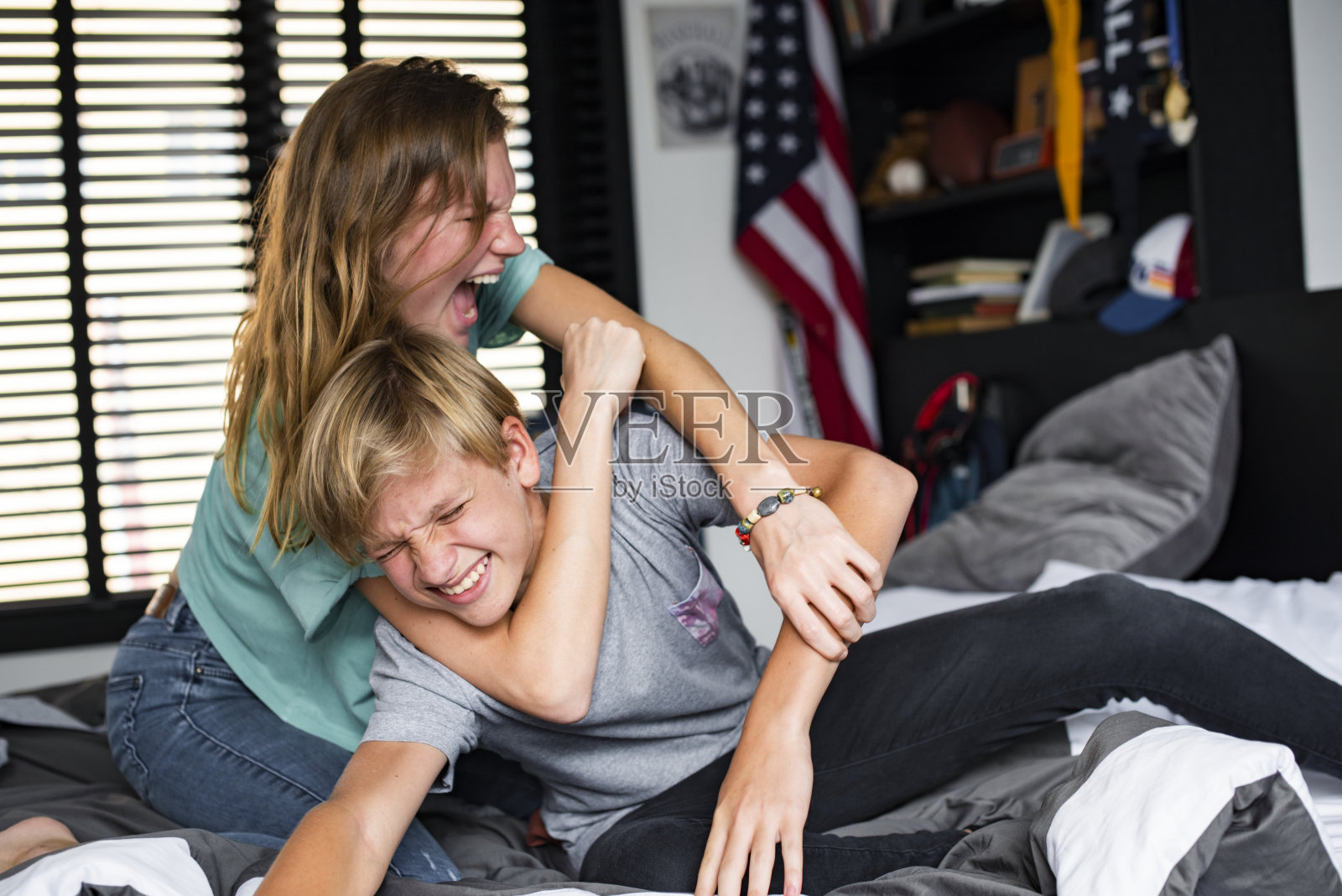 兄妹俩在卧室里打闹照片摄影图片