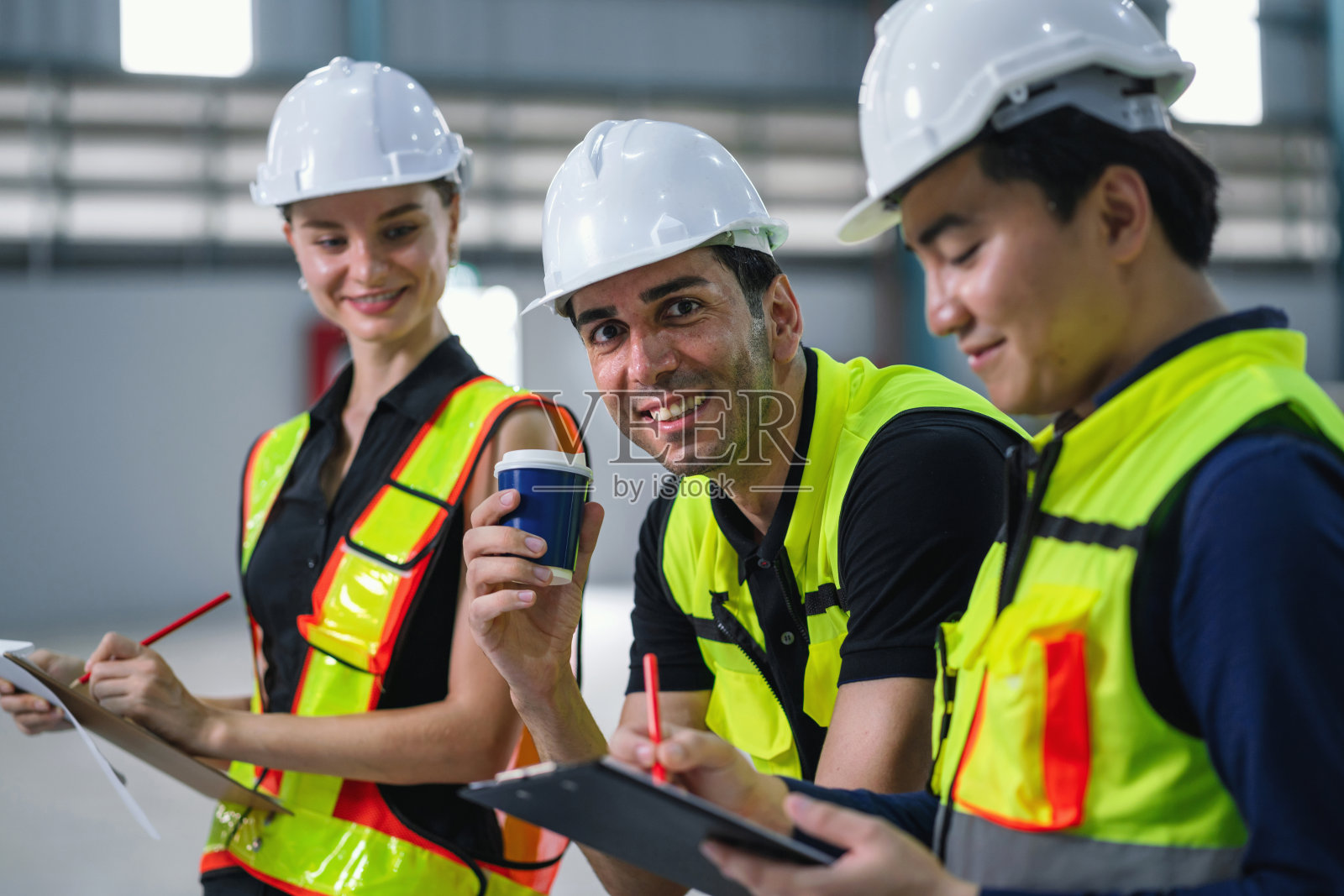 三个建筑工人在微笑照片摄影图片