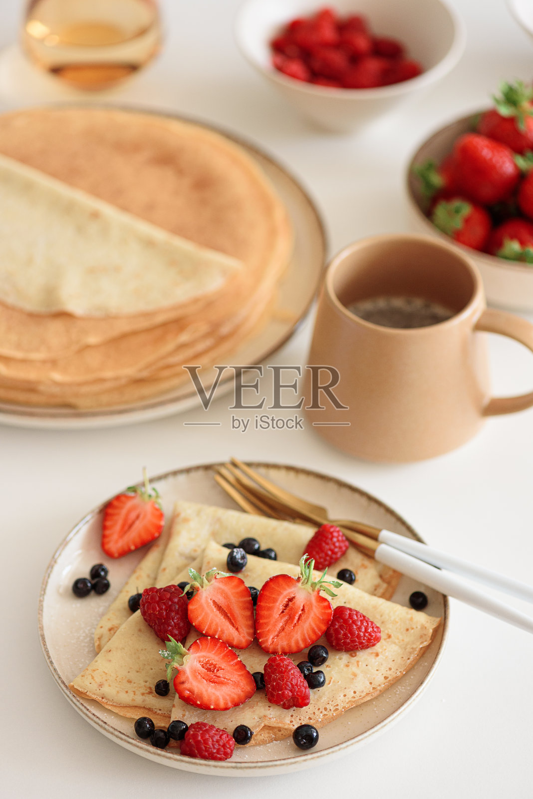 法式自制草莓煎饼薄饼。夏天早餐。前视图照片摄影图片
