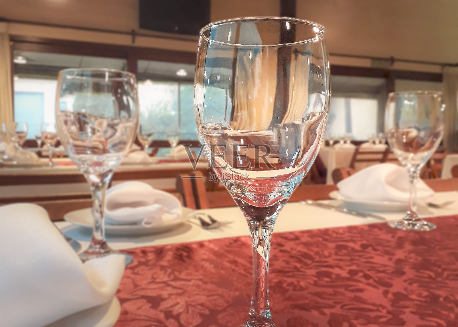 装饰精美的桌子上放着空酒杯照片摄影图片