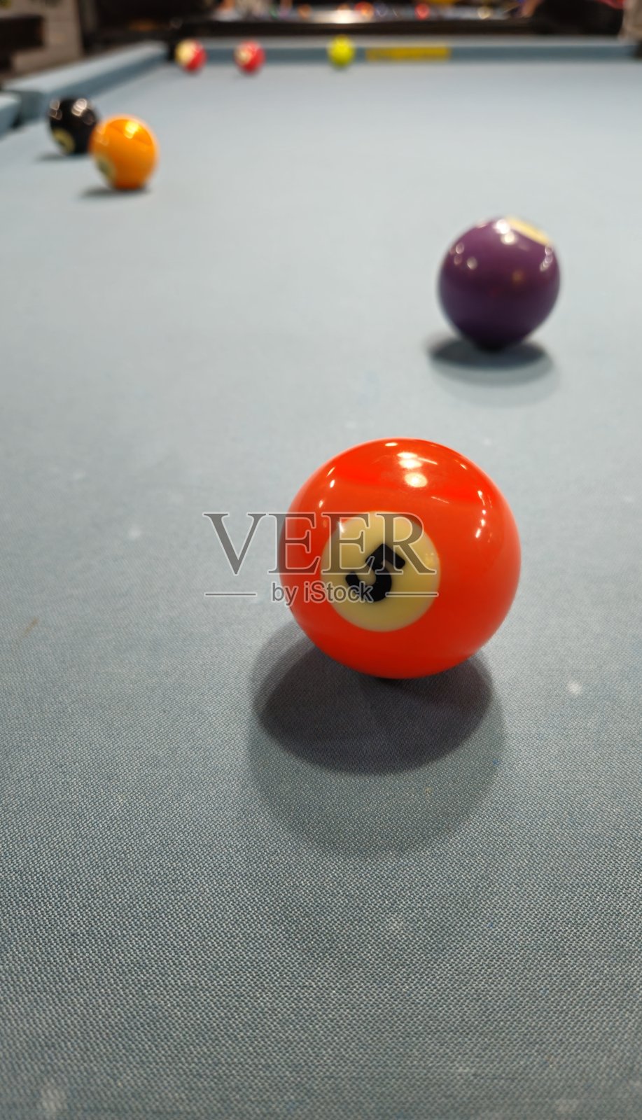 近距离台球在灰色的桌子上运动游戏集称为八个球池,六个口袋,球杆运动。照片摄影图片