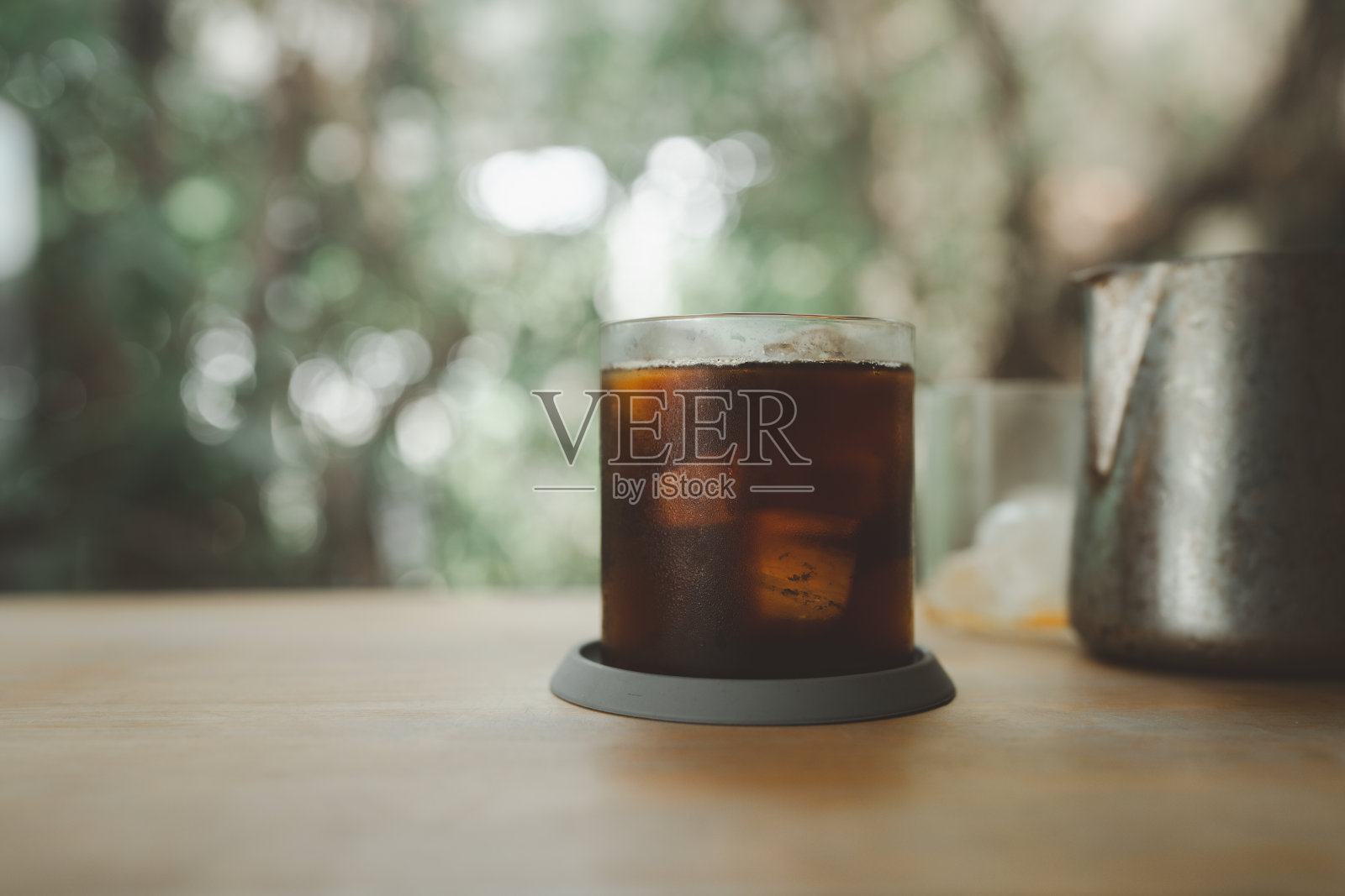 玻璃杯里的冰咖啡加冰块照片摄影图片