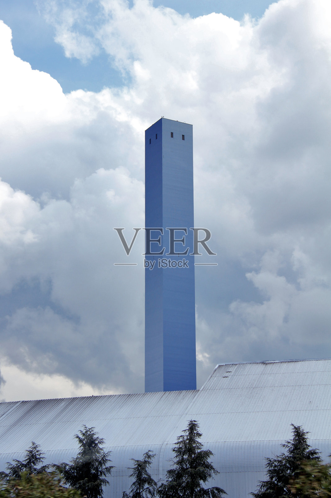 废物发电厂的烟囱照片摄影图片