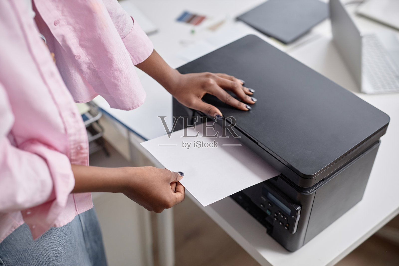打印机和女工的手在办公室的文件照片摄影图片