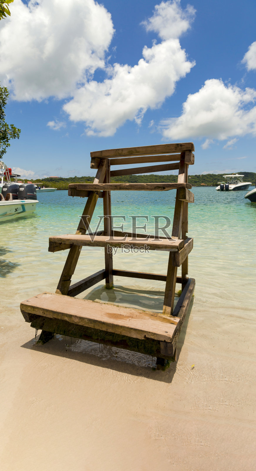 沙滩上的木制梯子,清澈的热带水域照片摄影图片