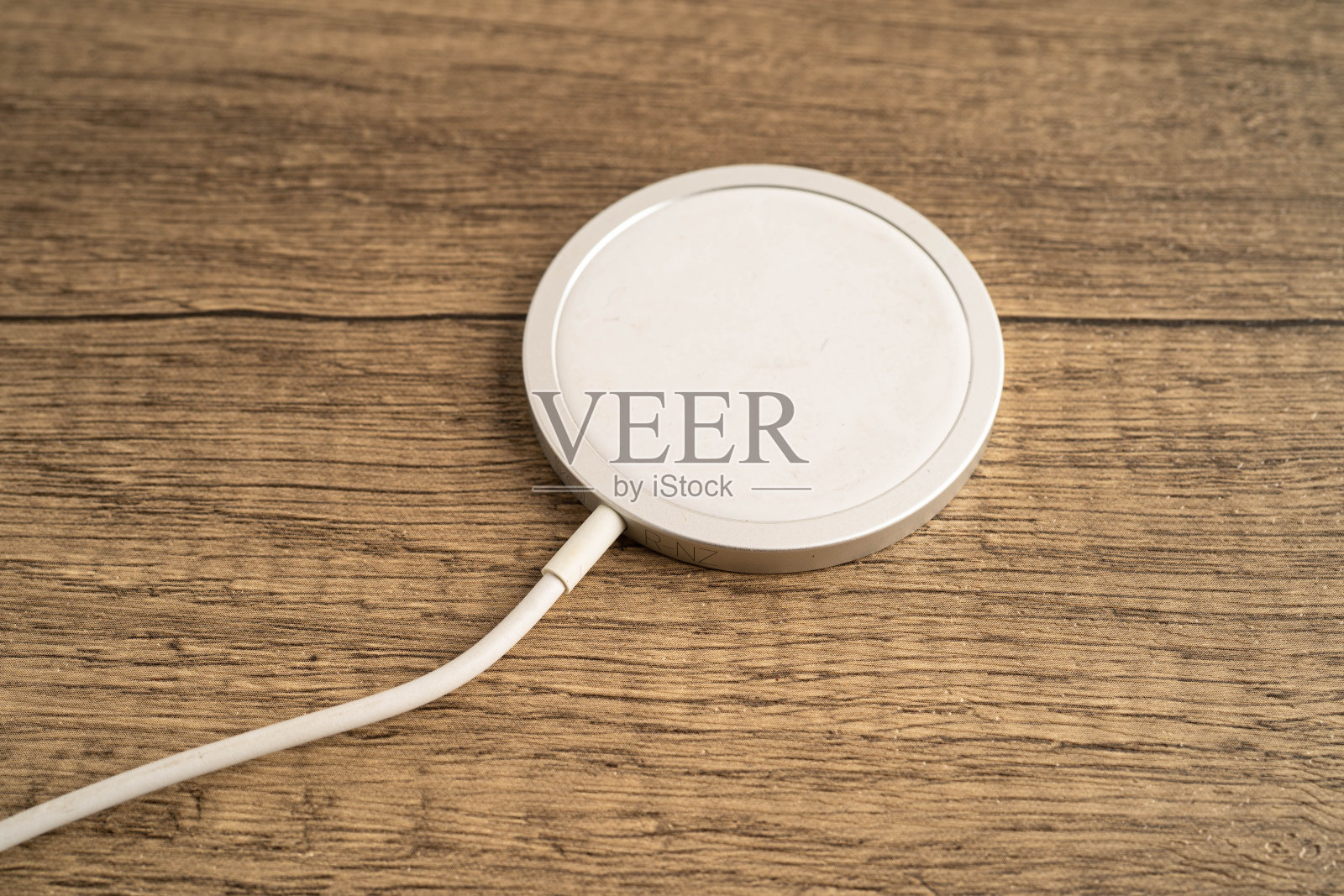 无线磁充,现代手机设备。照片摄影图片