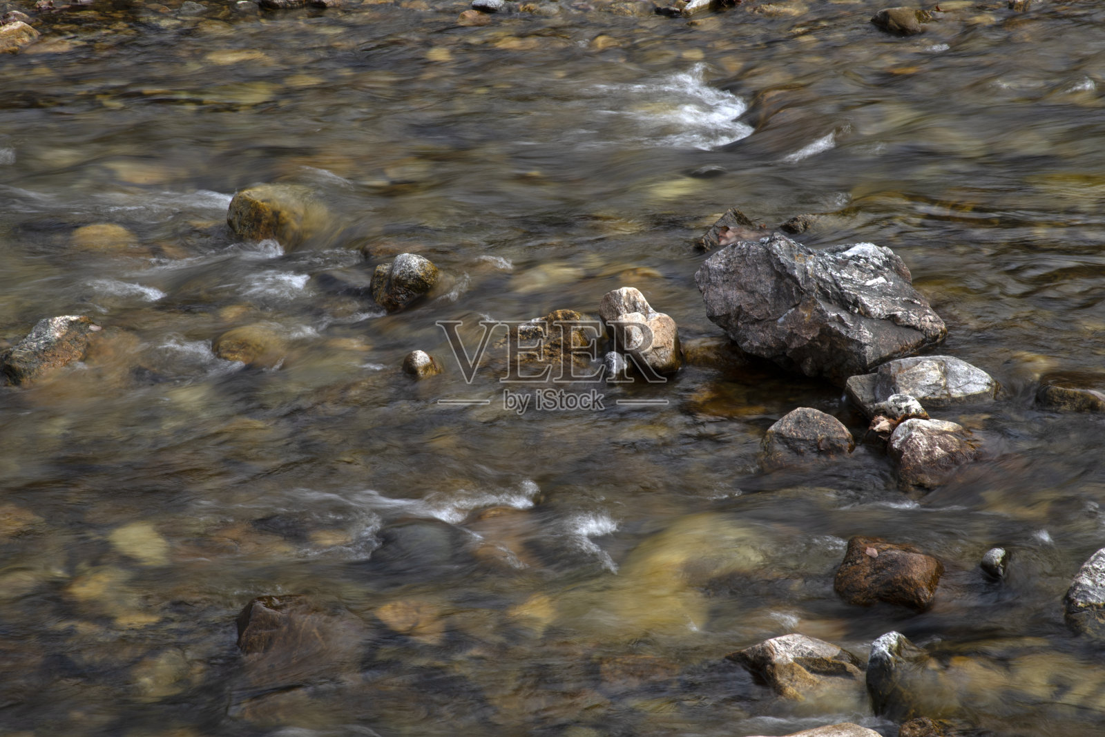 小溪里流动的水照片摄影图片