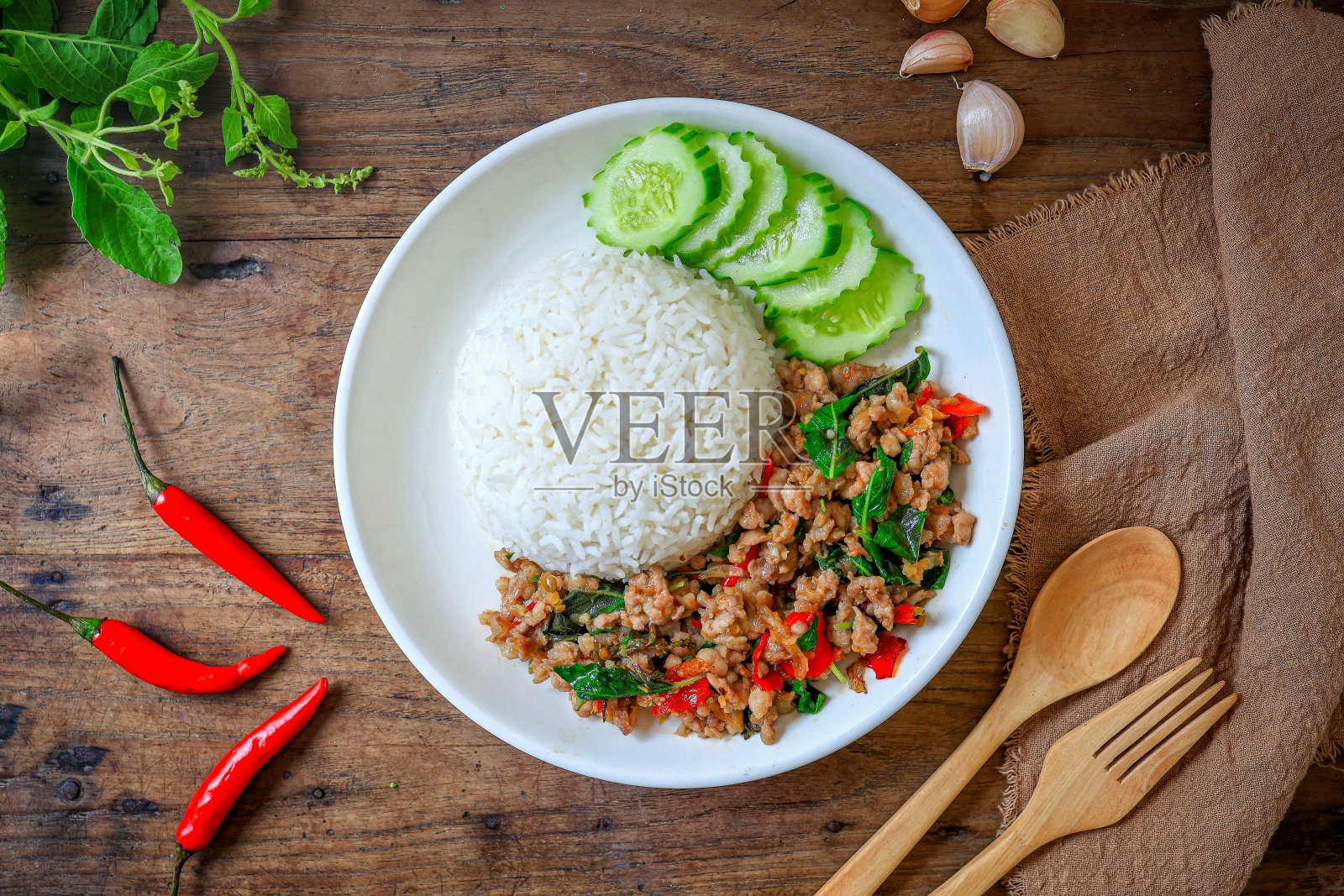 米饭上面有炒泰国罗勒和碎猪肉,pad ka praow moo sap,泰国菜,顶视图餐桌,家常菜照片摄影图片