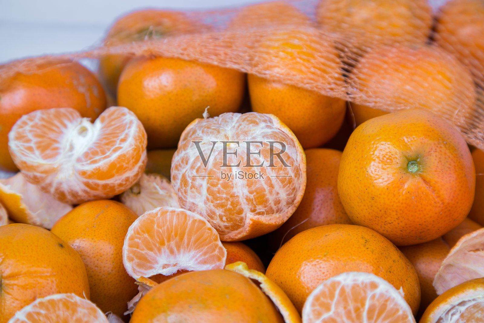 去皮的橘子在去皮的橘子上的特写照片摄影图片