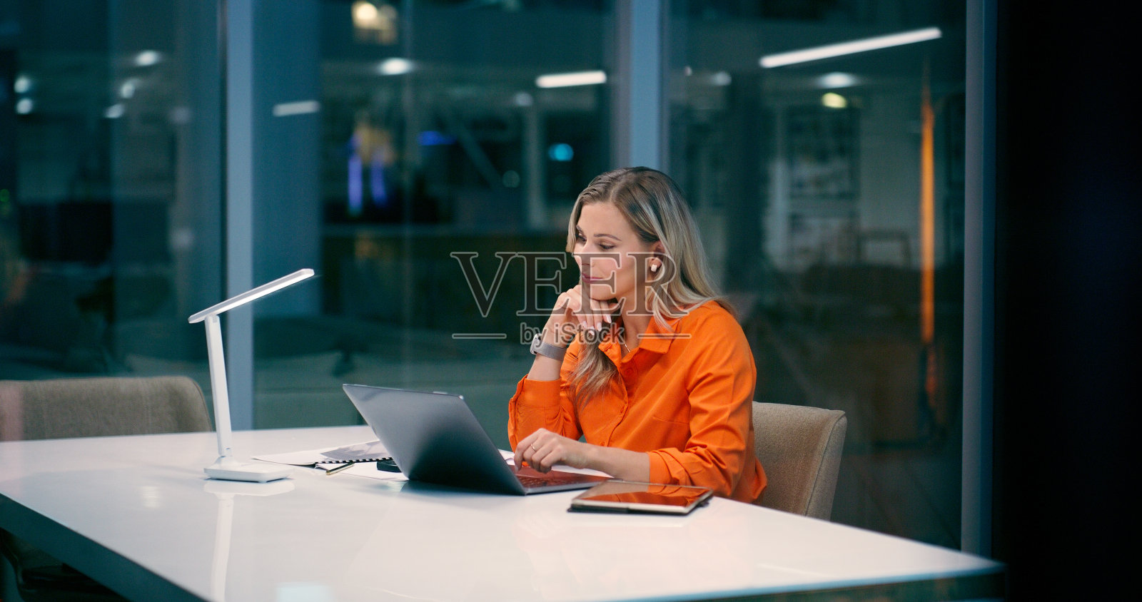 女人,晚上办公室的思考和笔记本电脑,想法和计划最近突发新闻的文章脚本。思考,女性作为记者与数字研究、信息和项目截止日期照片摄影图片