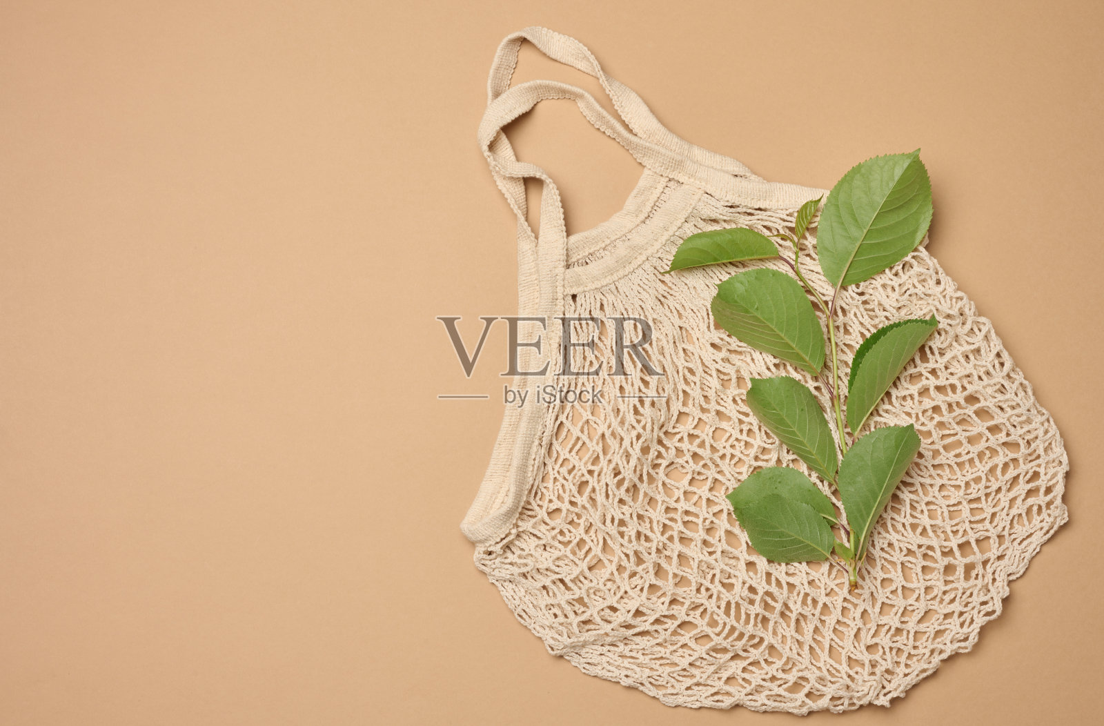 棕色背景的纺织杂货袋,俯视图照片摄影图片