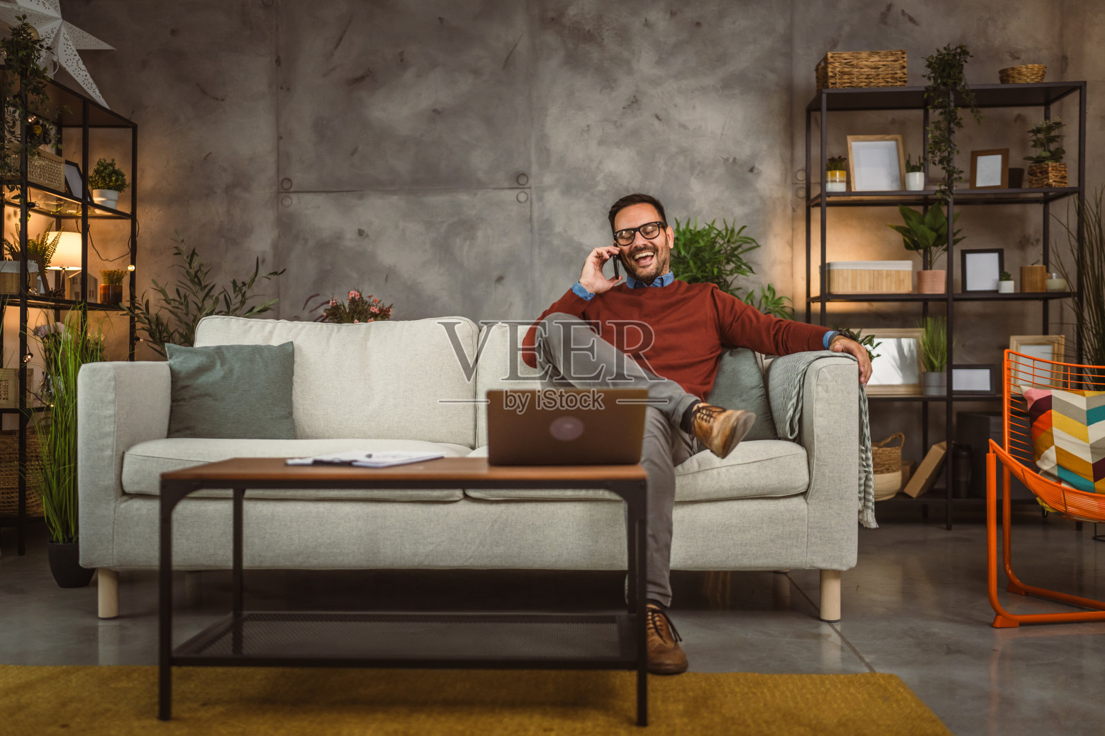 成年商人在家工作,用手机通话照片摄影图片