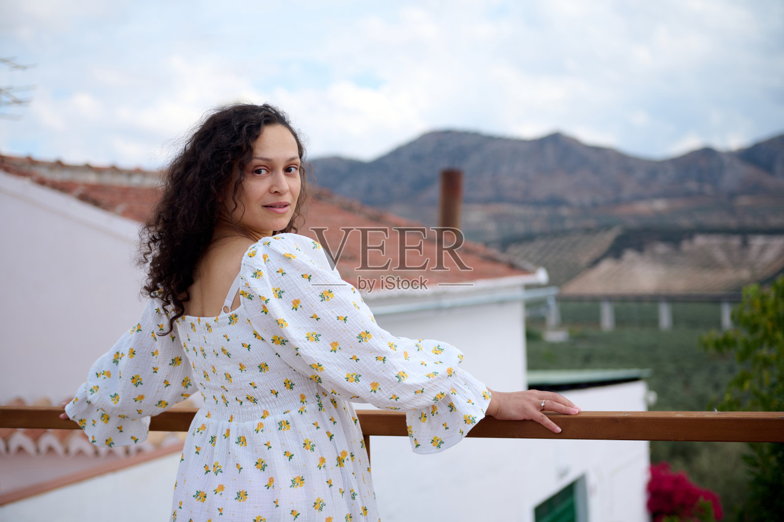 妇女在农村欣赏风景秀丽的山景照片摄影图片