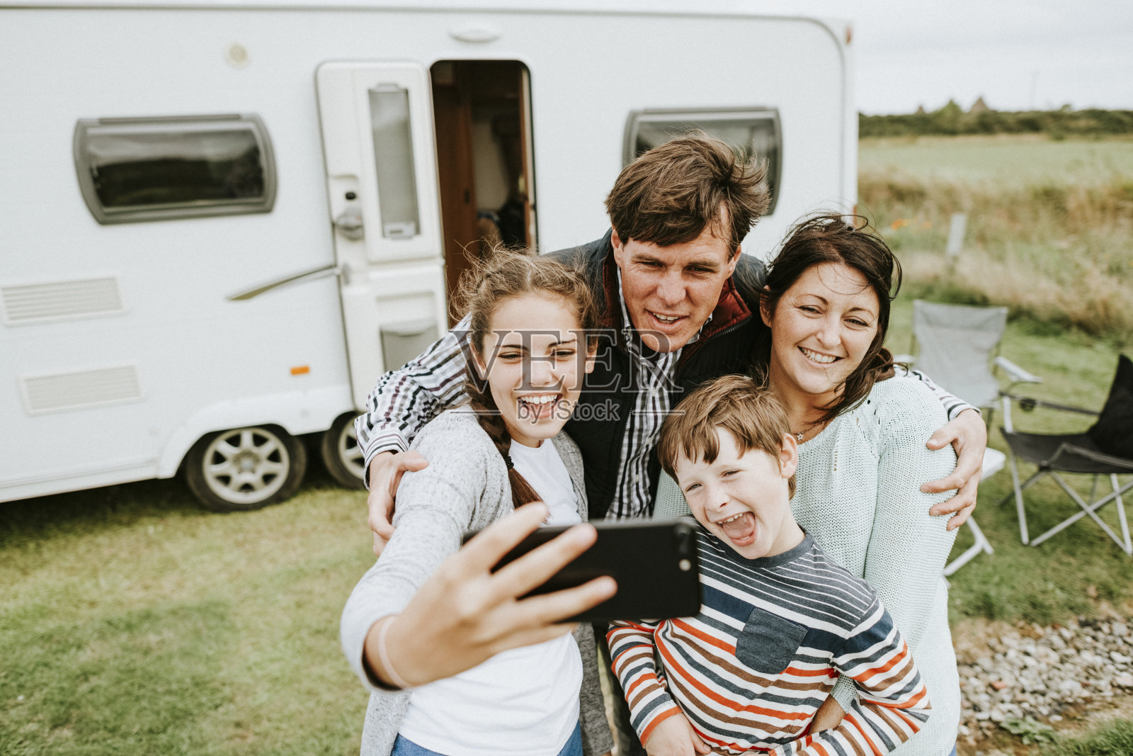幸福的一家人在自拍照片摄影图片