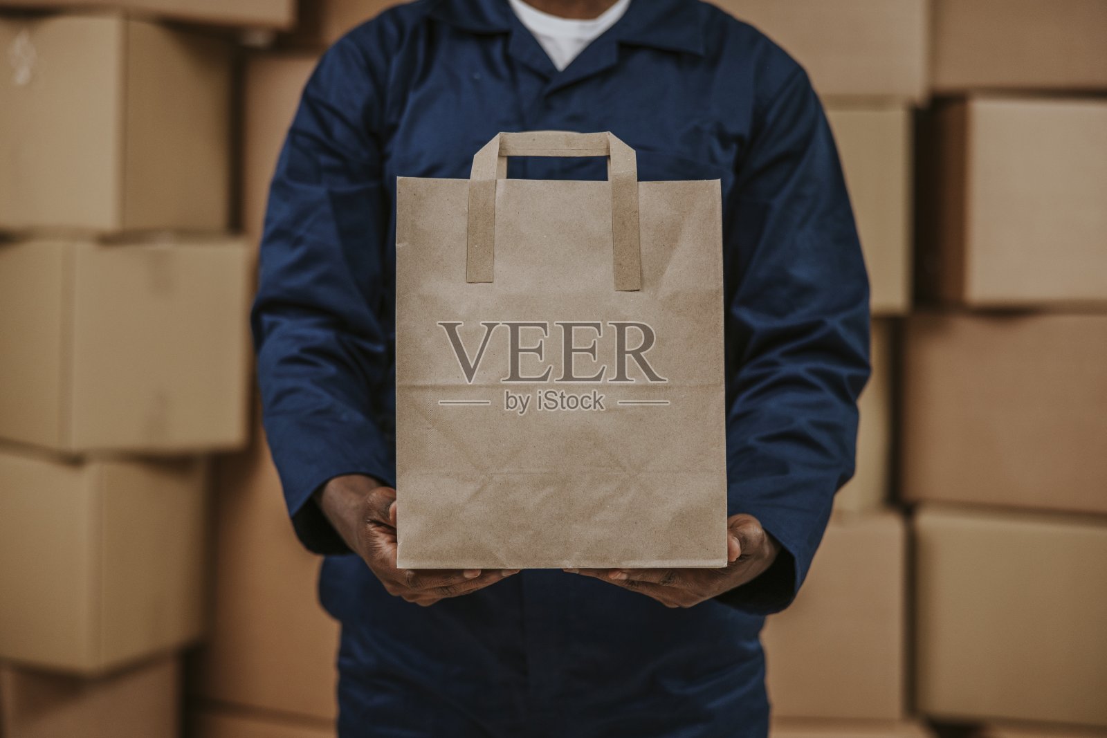 送餐员拿着袋子照片摄影图片