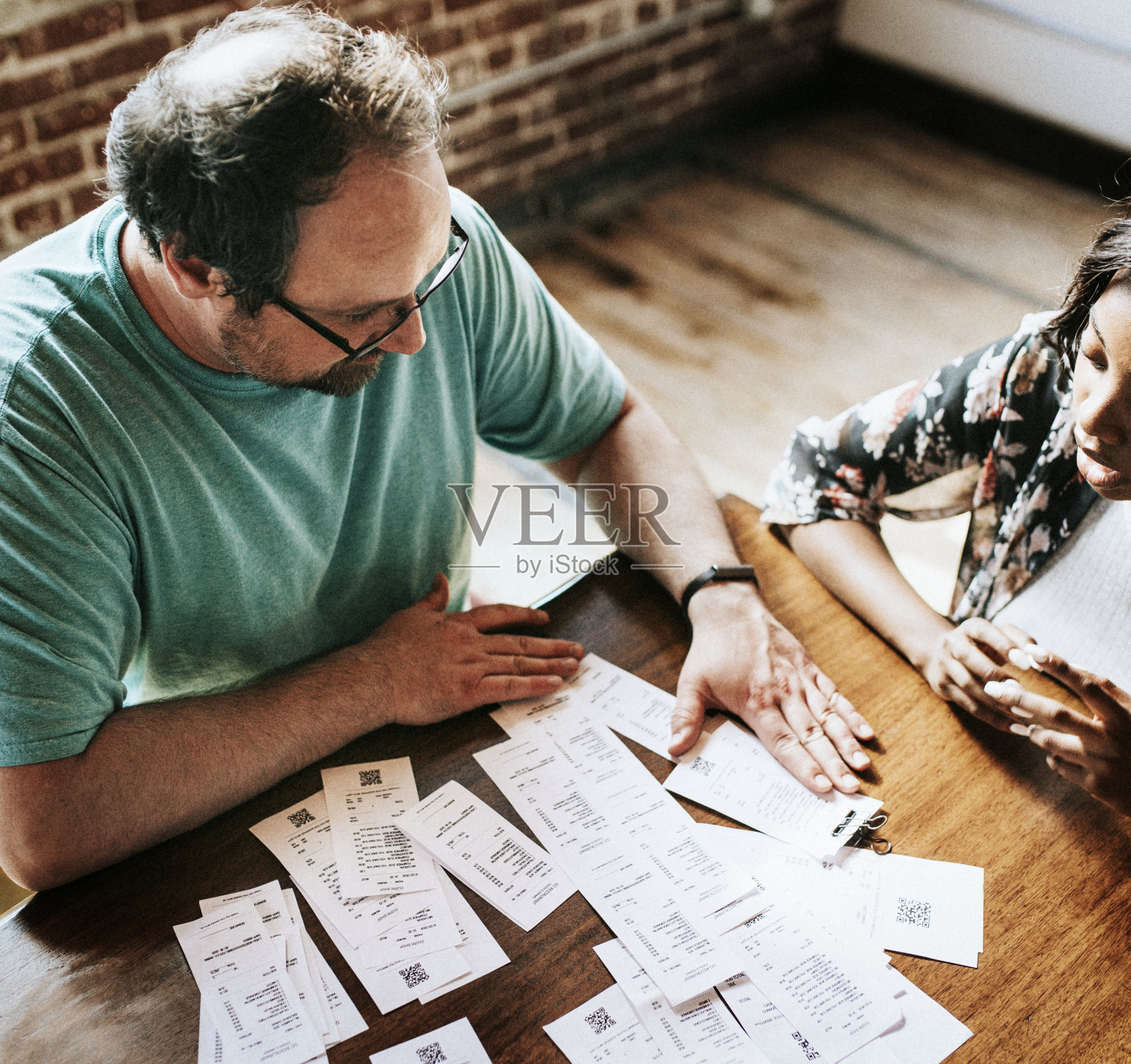 一对夫妇在谈论他们的财务问题照片摄影图片