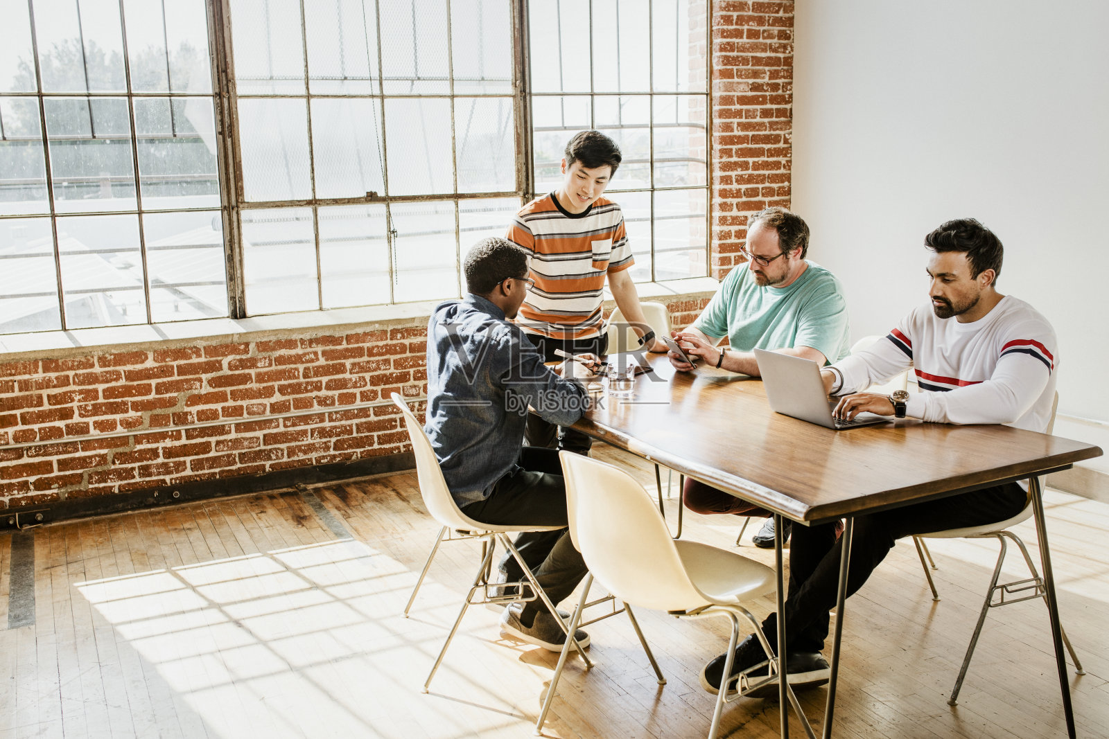 创业团队在会议上讨论一个项目照片摄影图片