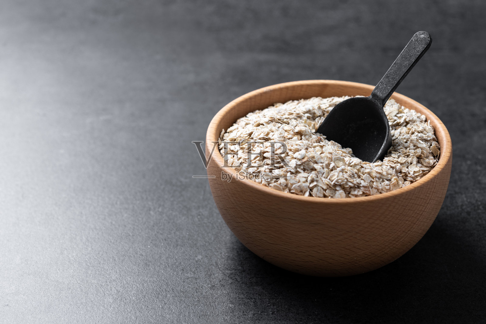 燕麦片,健康的早餐麦片燕麦片在黑色石板背景碗照片摄影图片