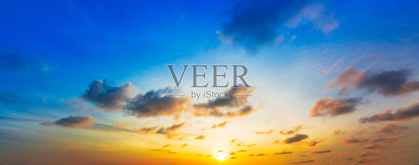 彩色的云和天空,黄昏,日落天空云在傍晚与彩色橙色,黄色,粉红色和红色的阳光和戏剧性的风暴云在黄昏的天空,景观地平线照片摄影图片