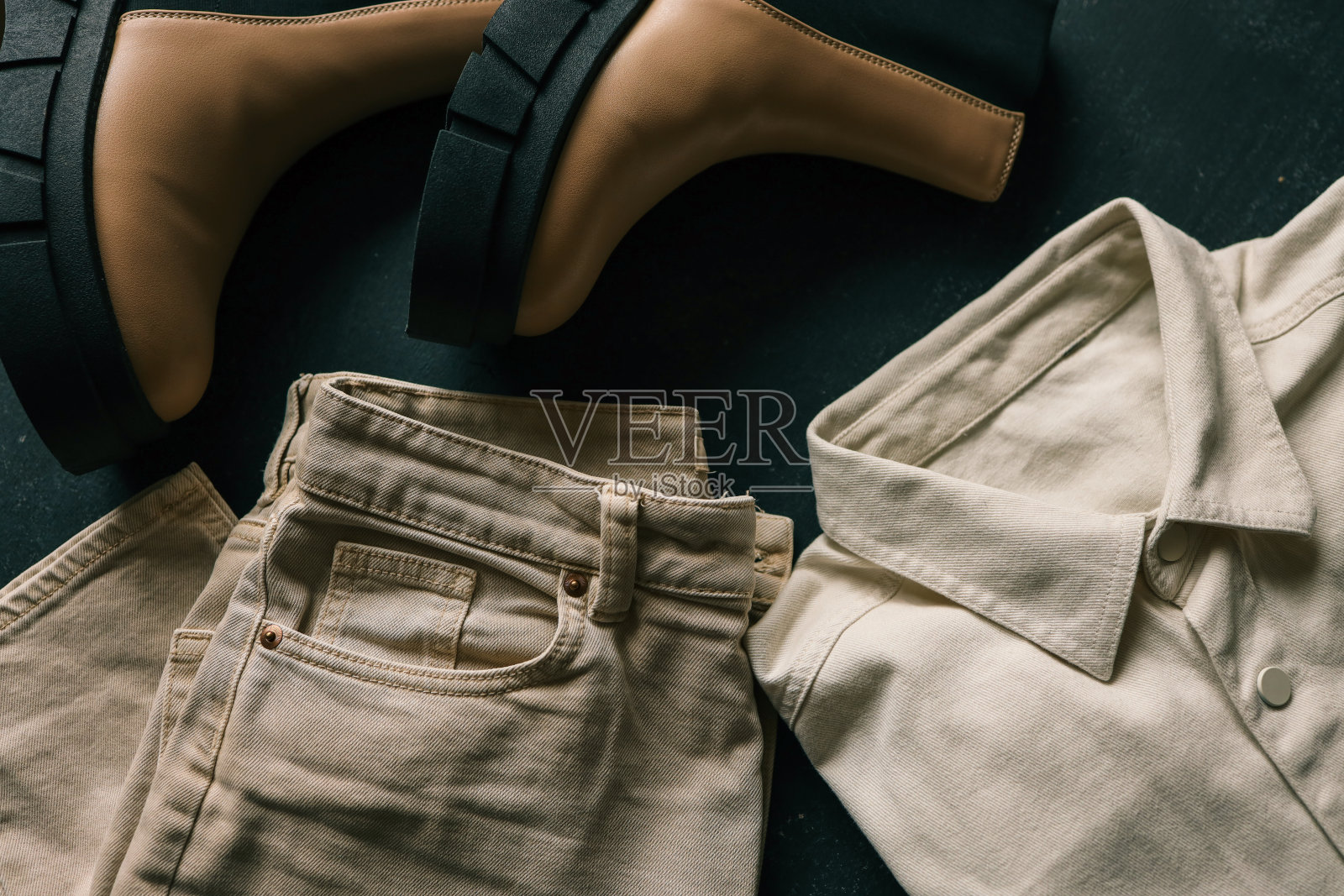 时尚的米色男士套装,时尚照片摄影图片