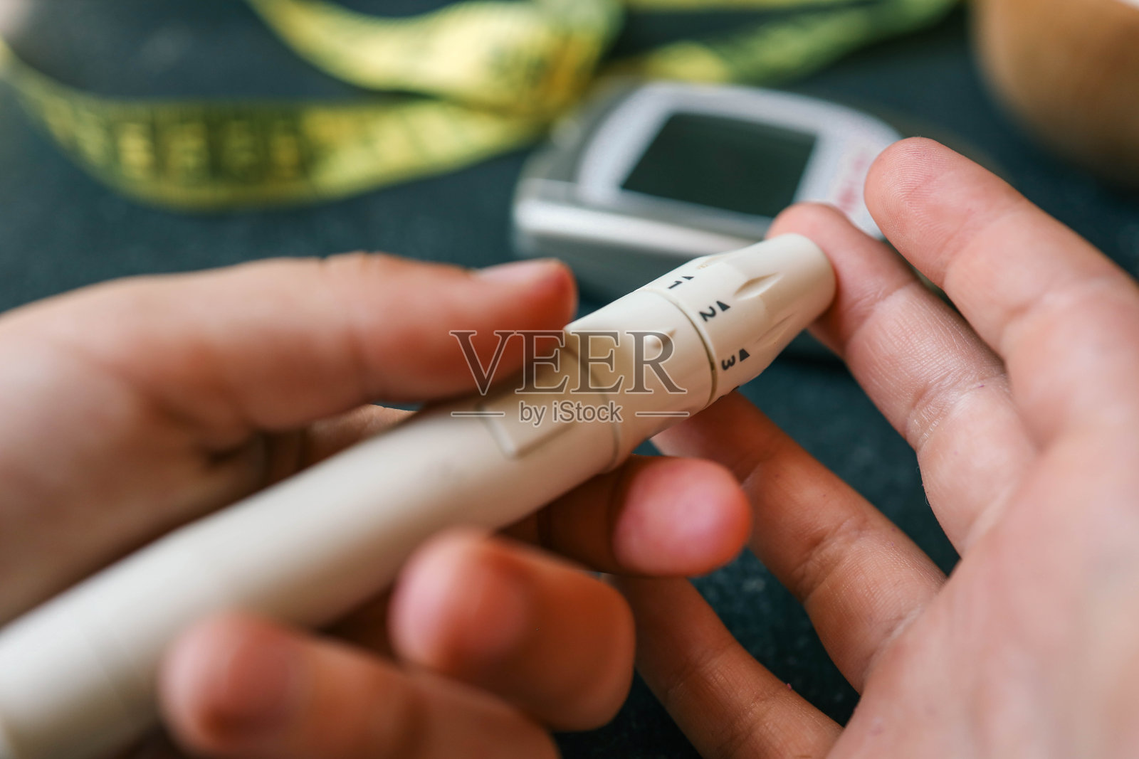 测量血糖的人,特写照片摄影图片