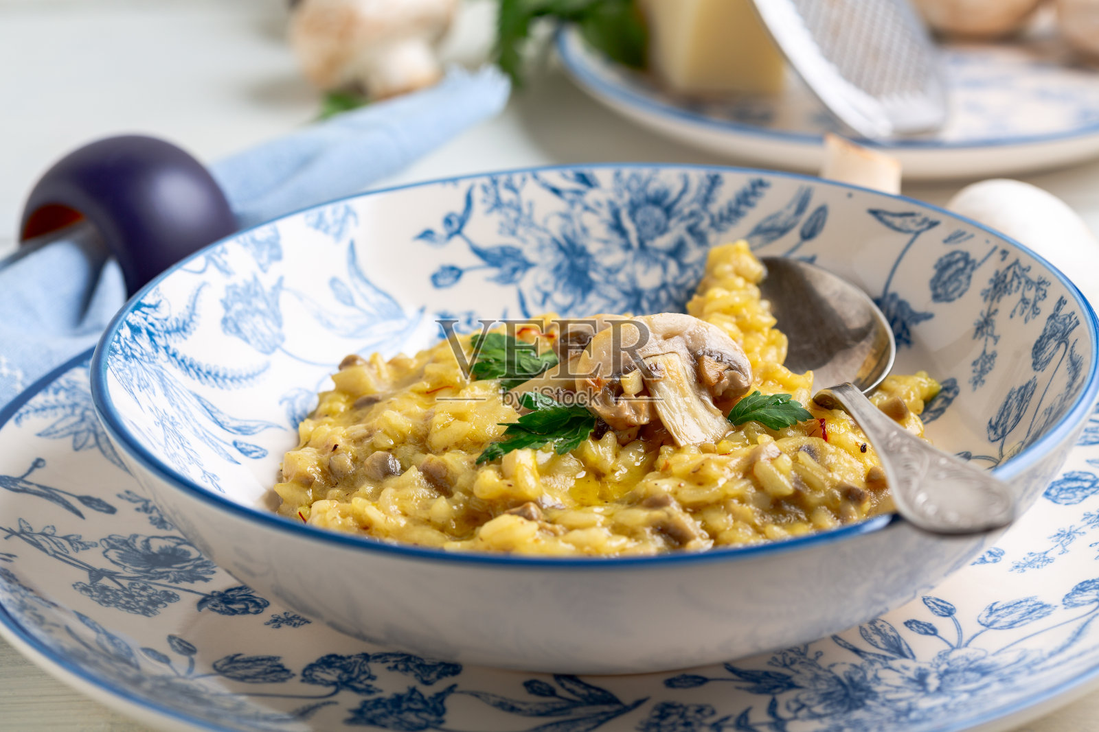 自制蘑菇和藏红花烩饭。照片摄影图片