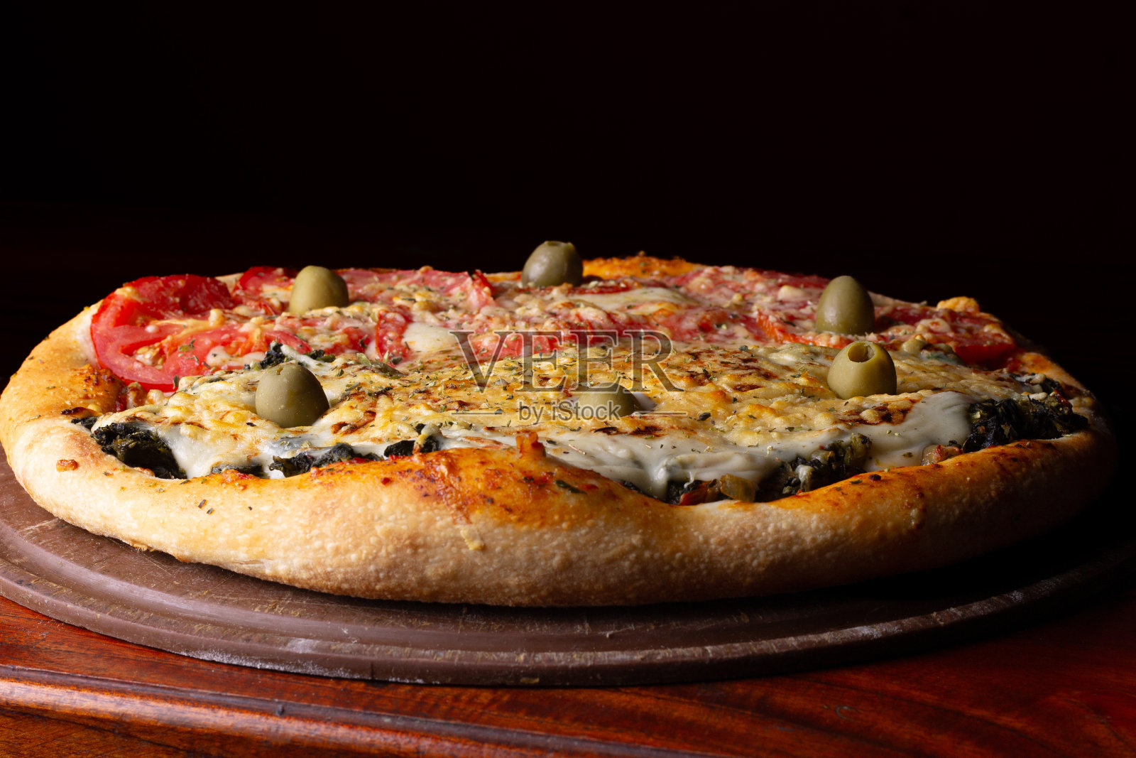 美味多彩的披萨和烤肉:披萨、肉馅卷饼、辣鸡肉、篮子、米兰面、蛋糕、薯条、肉、奶酪、生菜、西红柿、洋葱、绿色蔬菜、橄榄、鸡蛋照片摄影图片