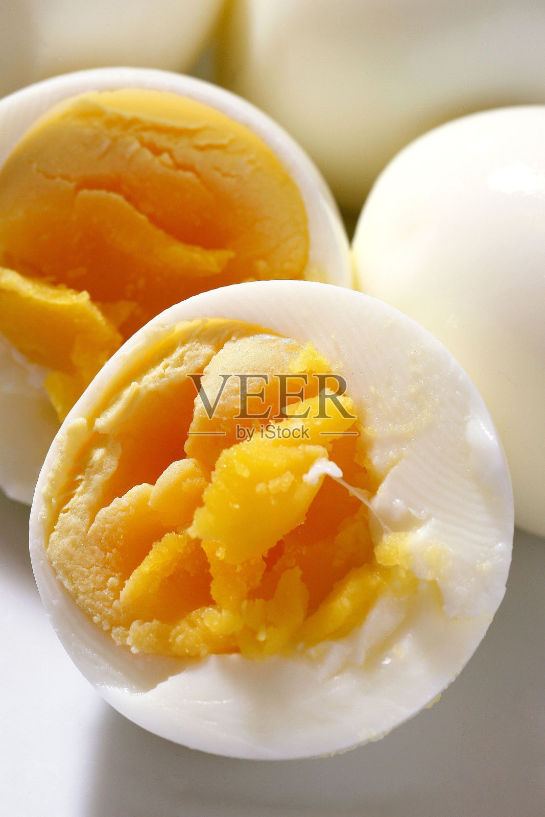 煮鸡蛋的横切面,蛋黄呈金黄色照片摄影图片