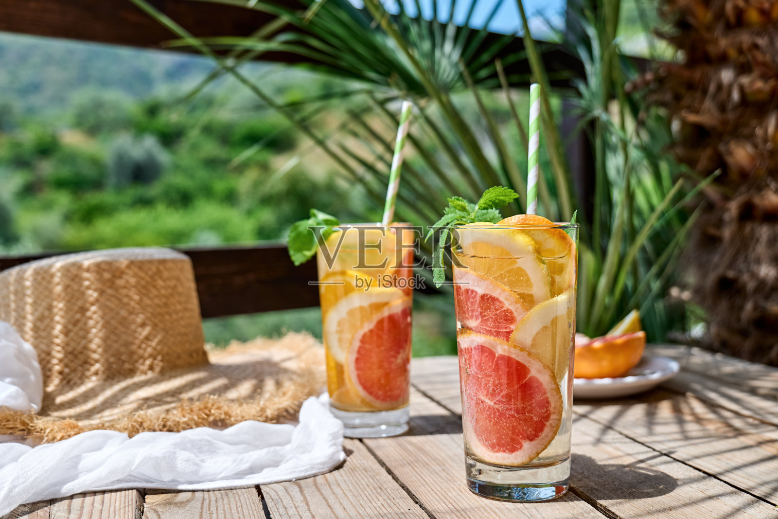 夏季清爽的柠檬水饮料,含有葡萄柚,柠檬,橘子片和薄荷。新鲜健康的冷柑橘饮料。柑橘类水果注入水。照片摄影图片