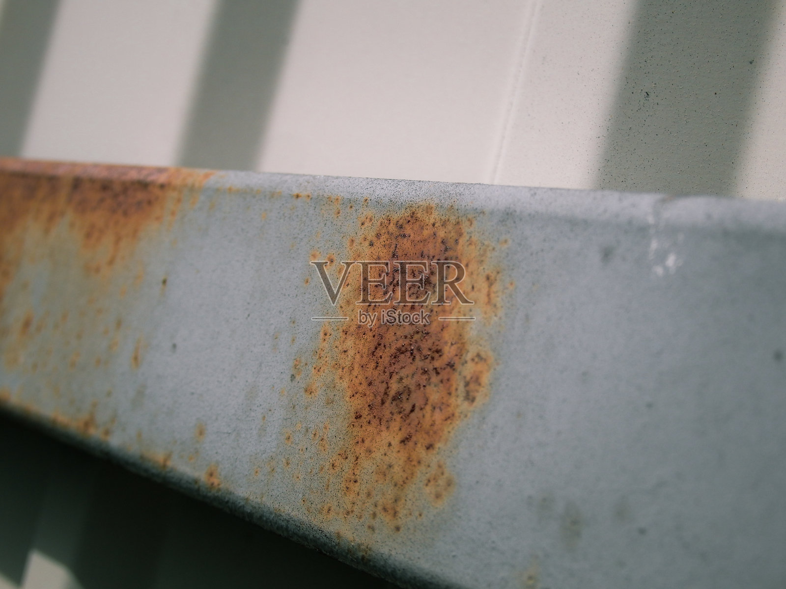 金属结构型材管上的锈迹。生锈的铁管型材照片摄影图片