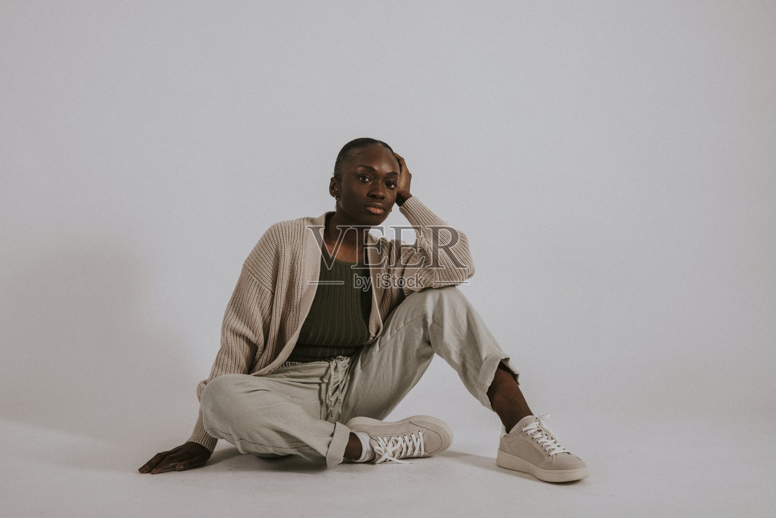 黑人女性穿着简约的休闲服,绿色背心和运动裤照片摄影图片