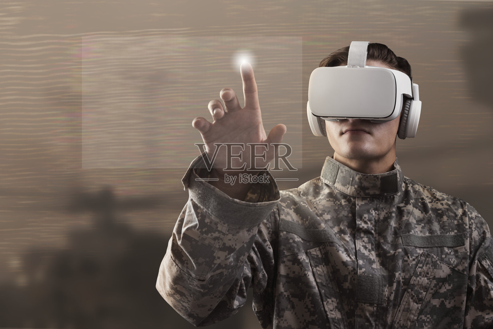 士兵体验虚拟世界,VR耳机触摸虚拟屏幕照片摄影图片