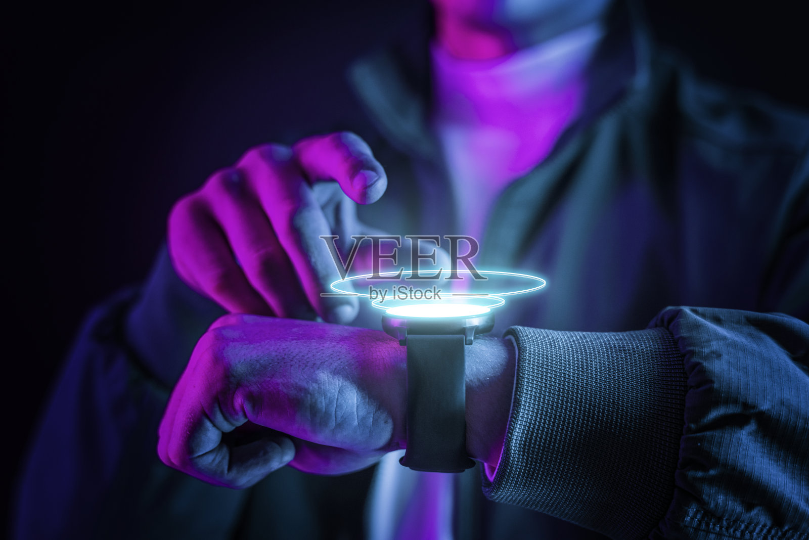 一名男子戴着智能手表照片摄影图片