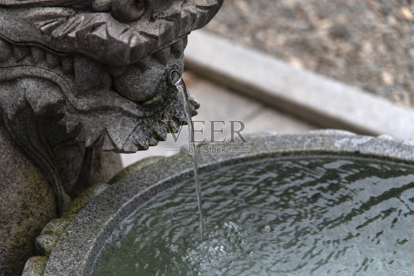 石头喷泉里的流水照片摄影图片