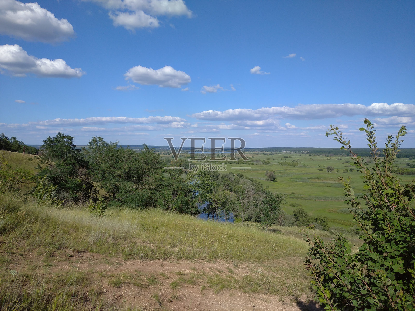 风景。丘陵、山脉、河流、大自然。照片摄影图片