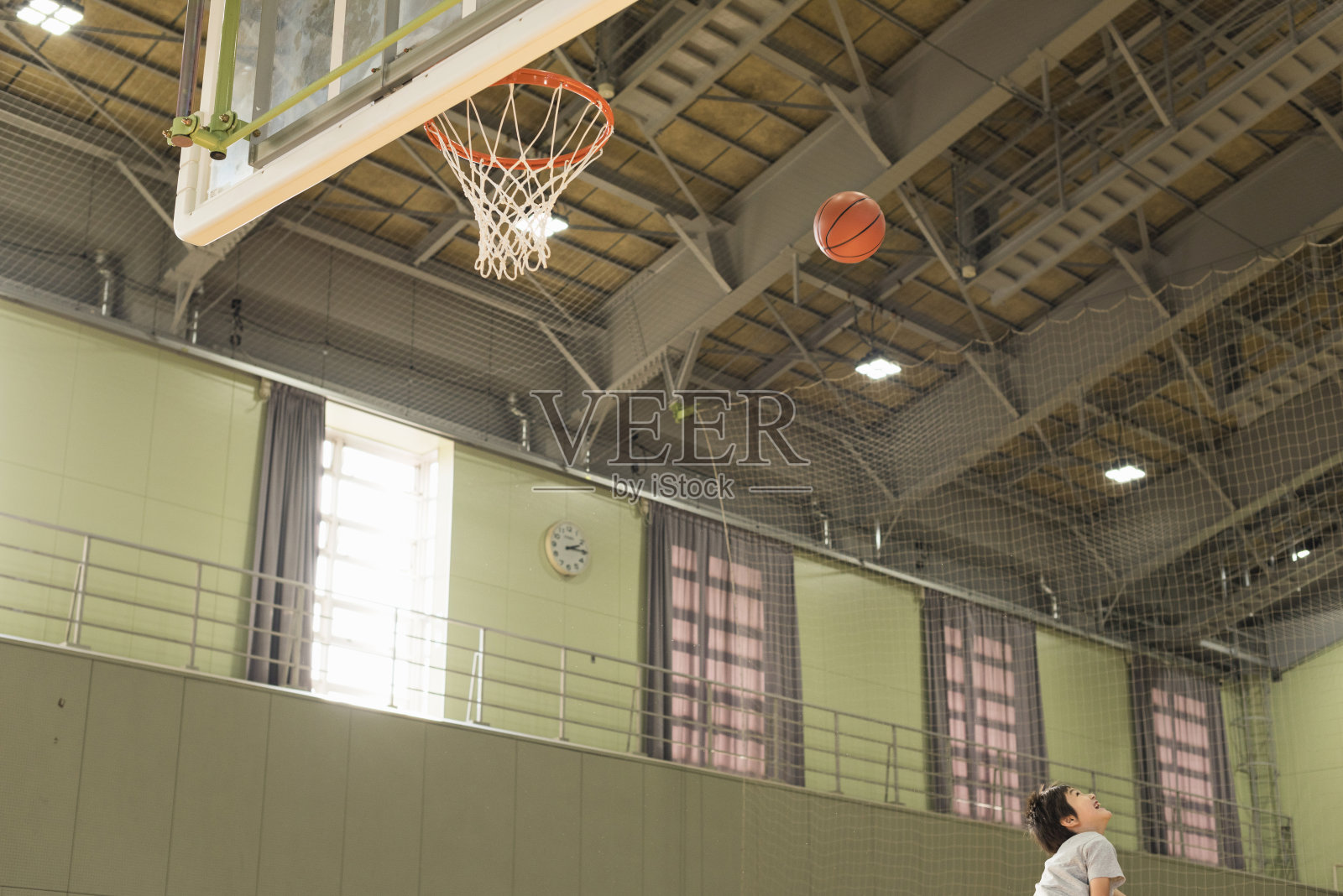 男孩在练习射击。照片摄影图片