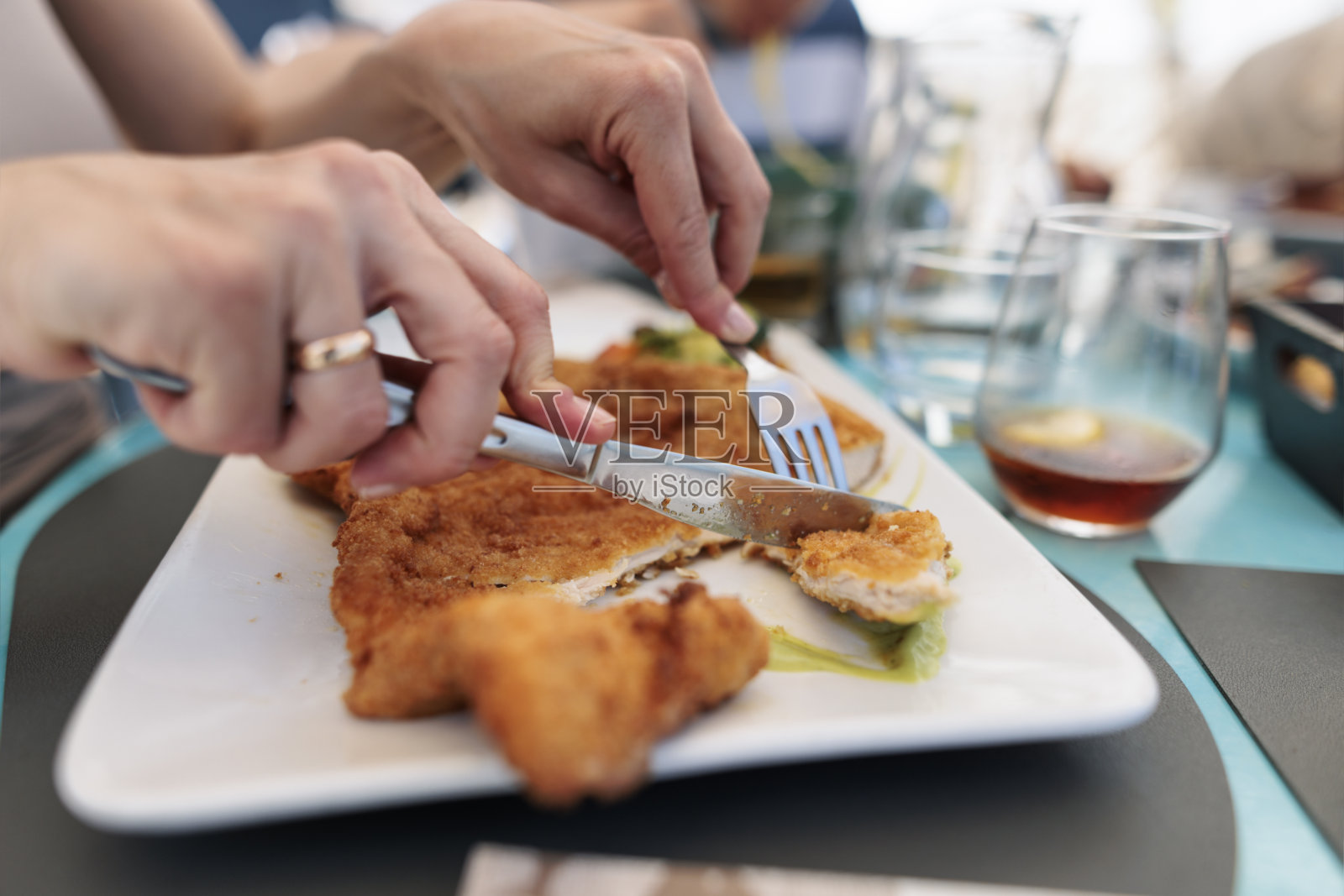 餐厅里的超大炸肉排特写照片摄影图片