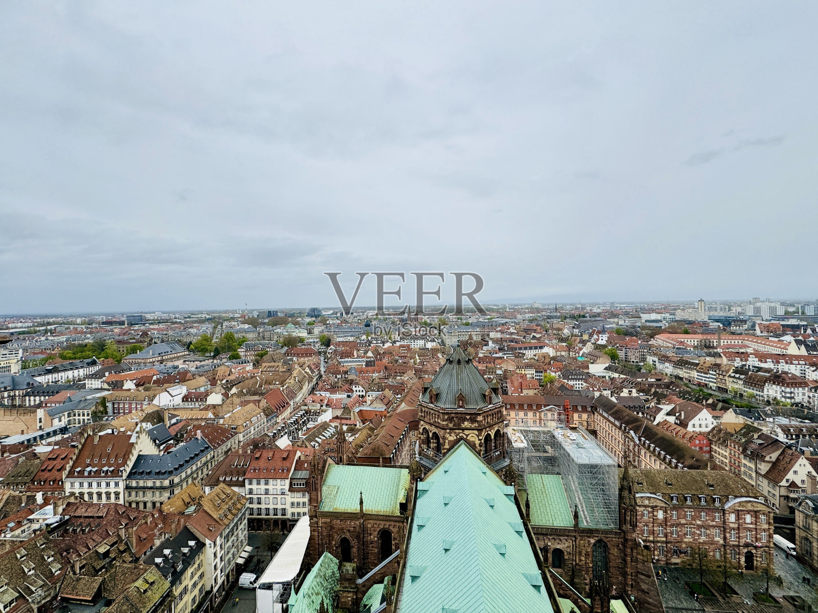 斯特拉斯堡大教堂的全景。阿尔萨斯。法国屋顶。旅行的概念。照片摄影图片