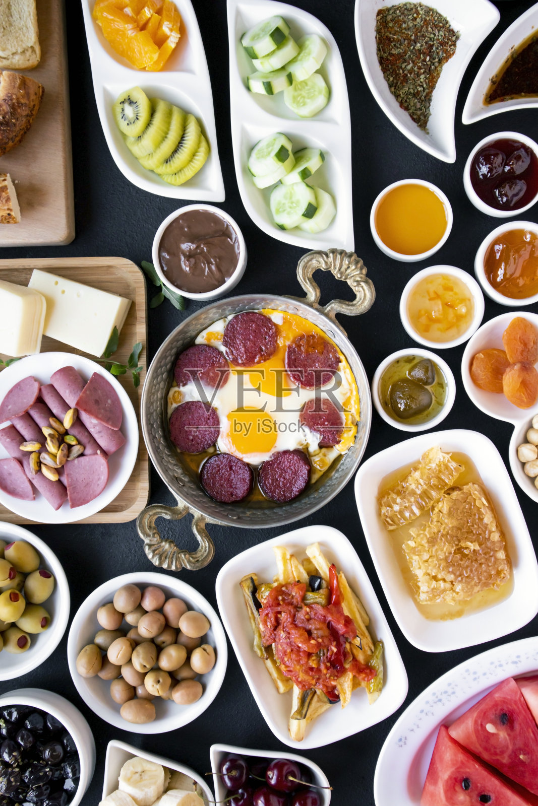 白色盘子的传统土耳其早餐照片摄影图片