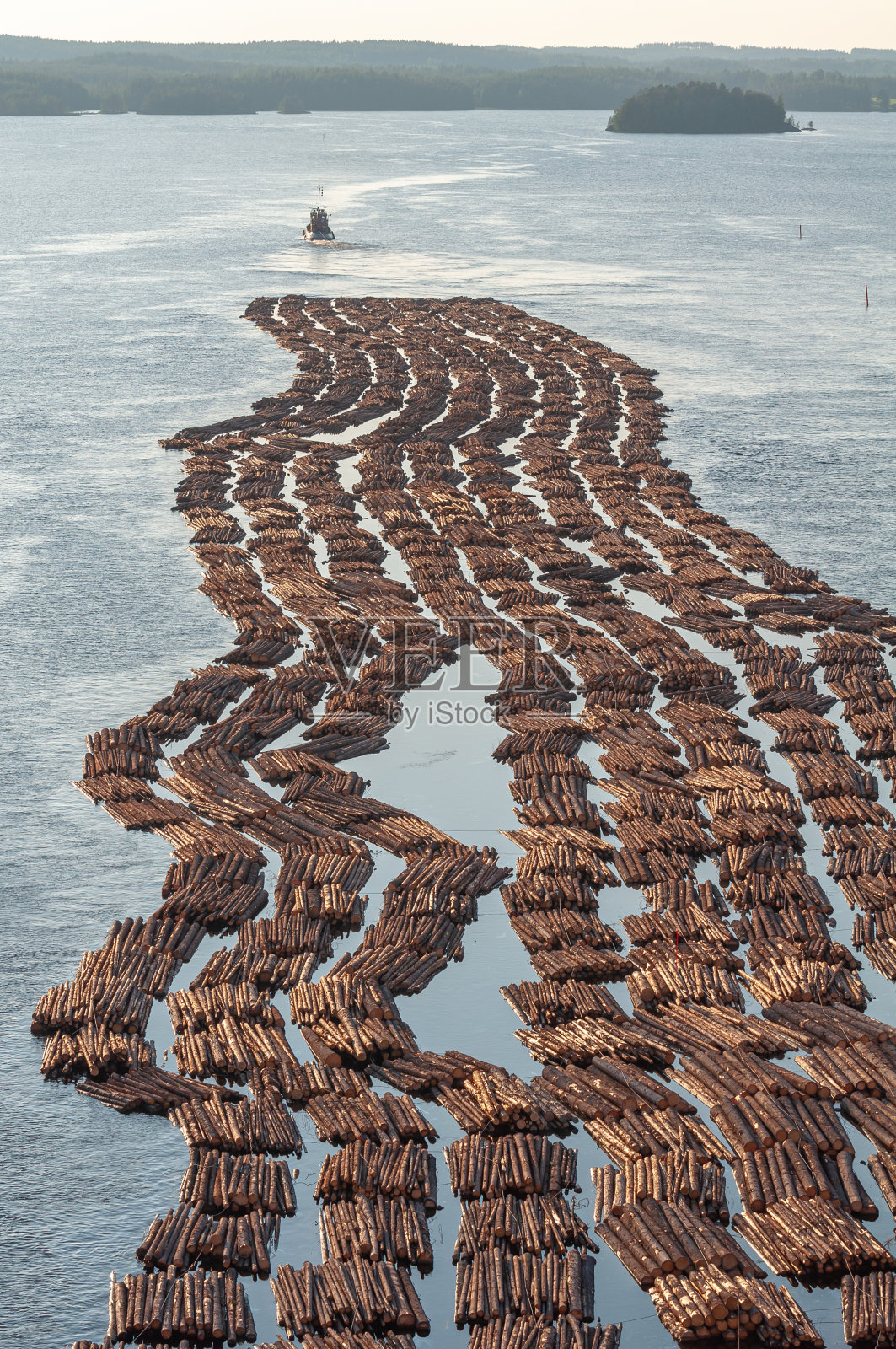 用水路运输木材。照片摄影图片