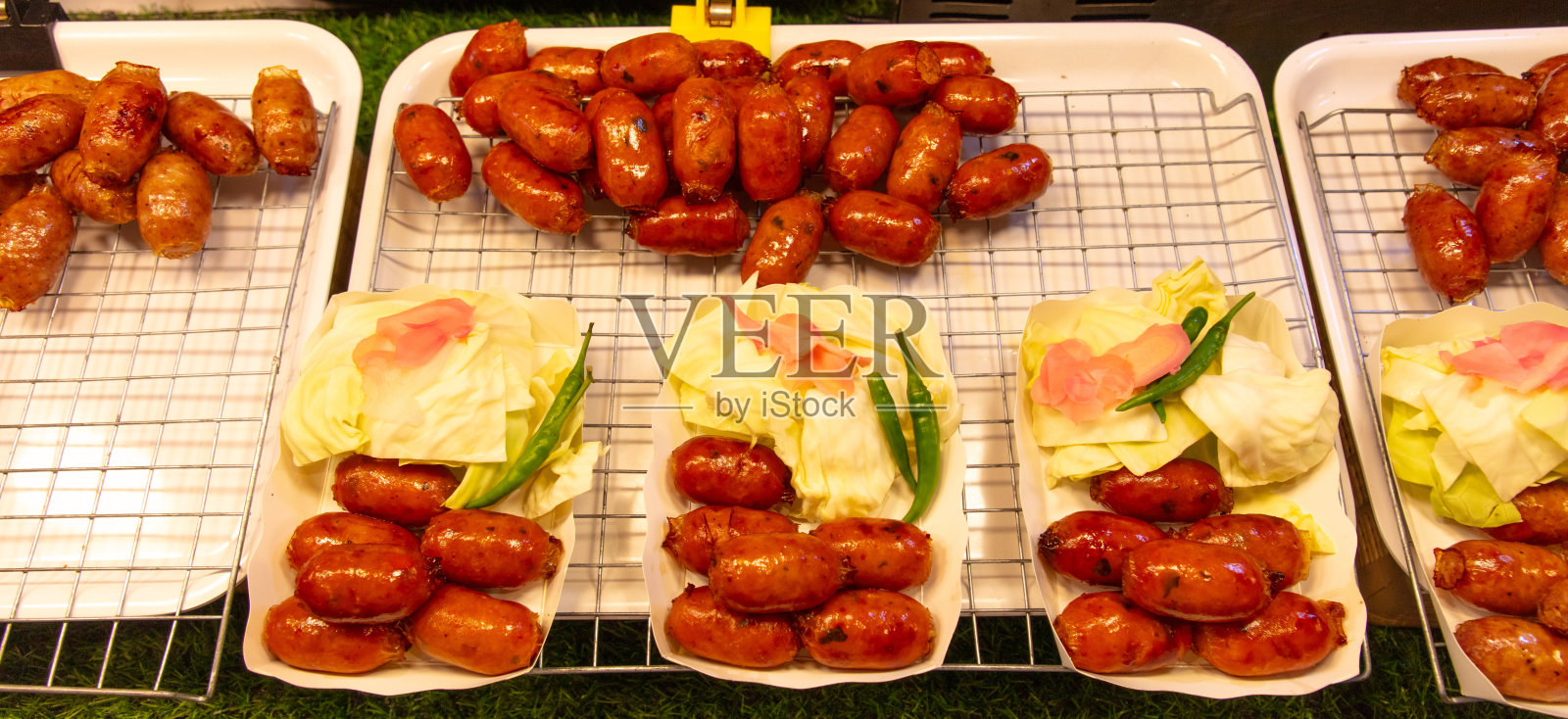 市场柜台上的炸香肠照片摄影图片