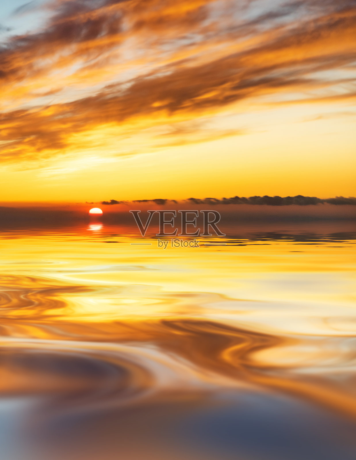 日落的天空倒映在水面上照片摄影图片