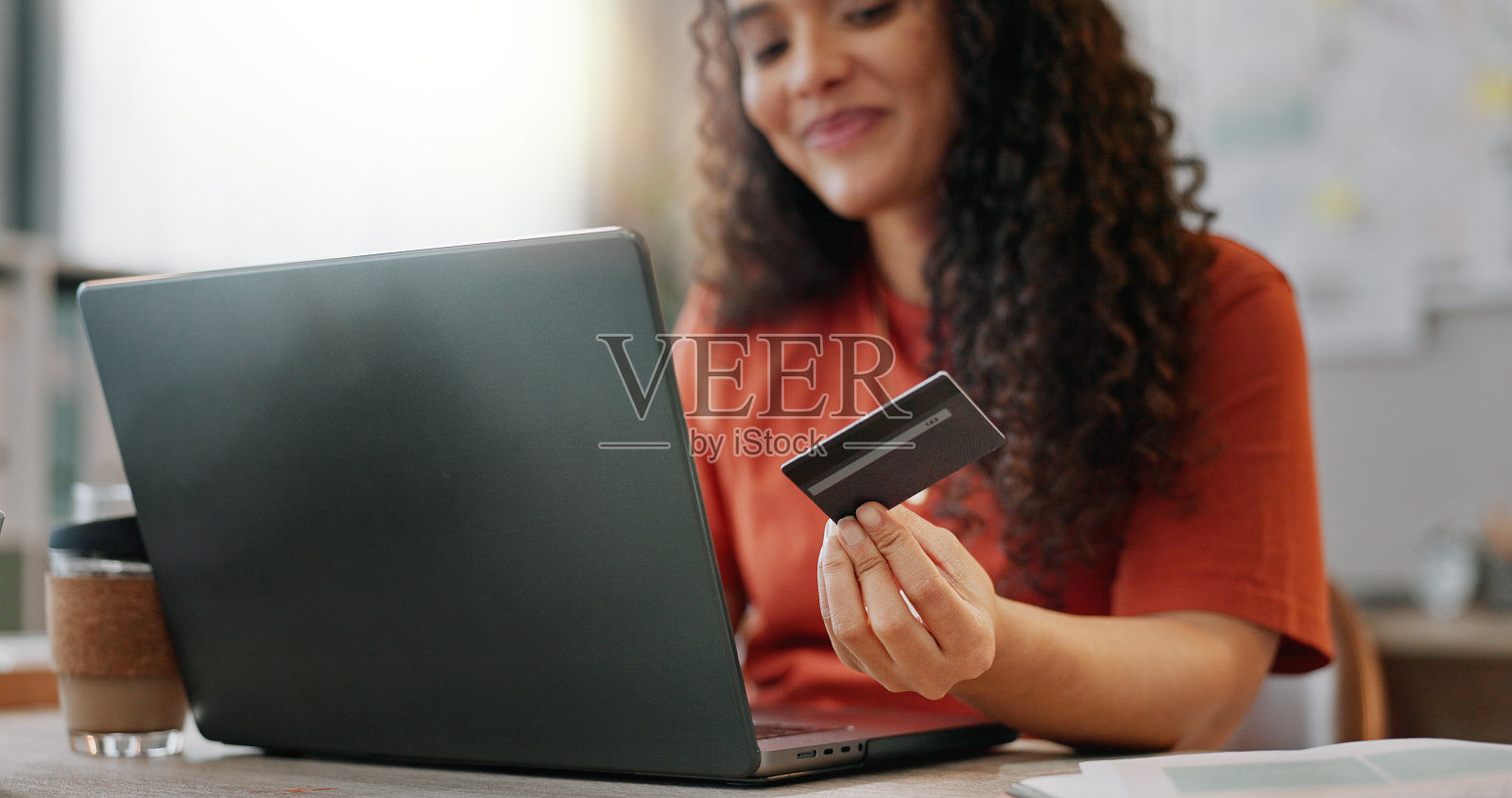 女性,笔记本电脑和银行卡,用于创意业务,金融科技和与企业家进行互联网投资的在线交易。信用,付款和采购代理库存,购物和办公照片摄影图片