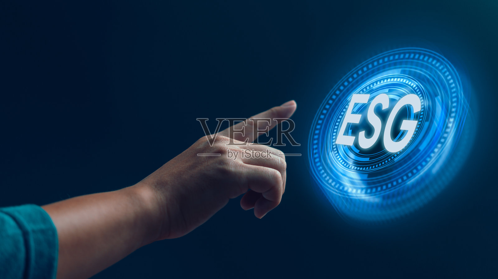 一只手伸向未来的、发光的ESG标志,象征着环境、社会和治理原则在现代商业实践中的整合。照片摄影图片